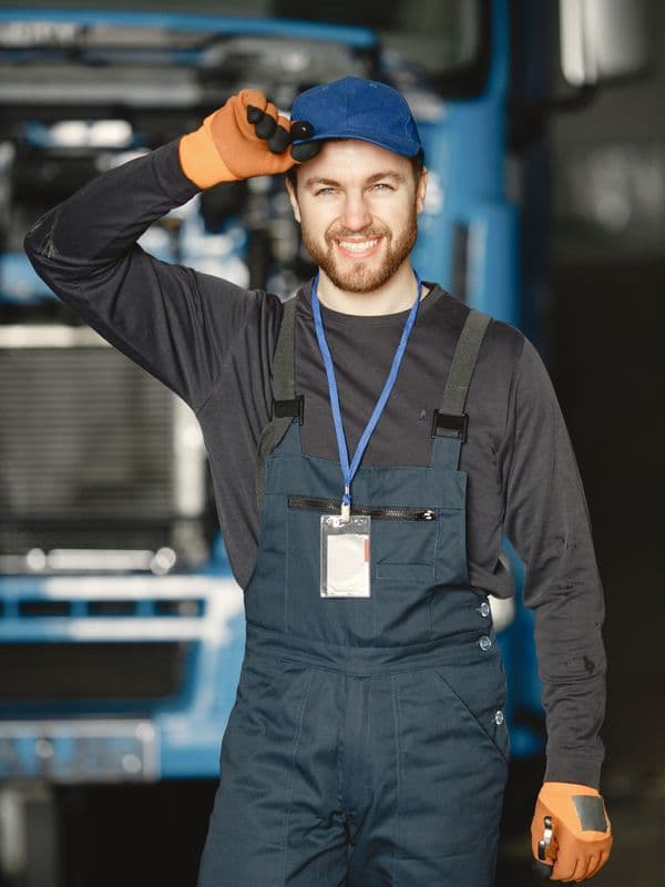 Técnico de SOLU sonriente, en overol de trabajo y con fotocheck de identidad
