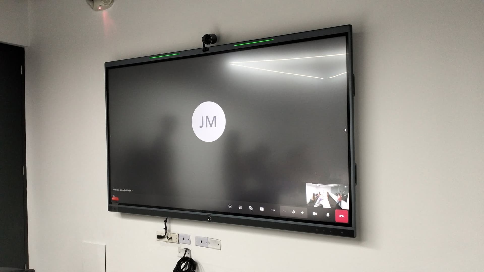 INSTALACION DE TV DE 65" MAS CAMARA DE VIDEO CONFERENCIA